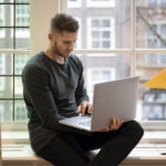 Homme sur son ordinateur portable