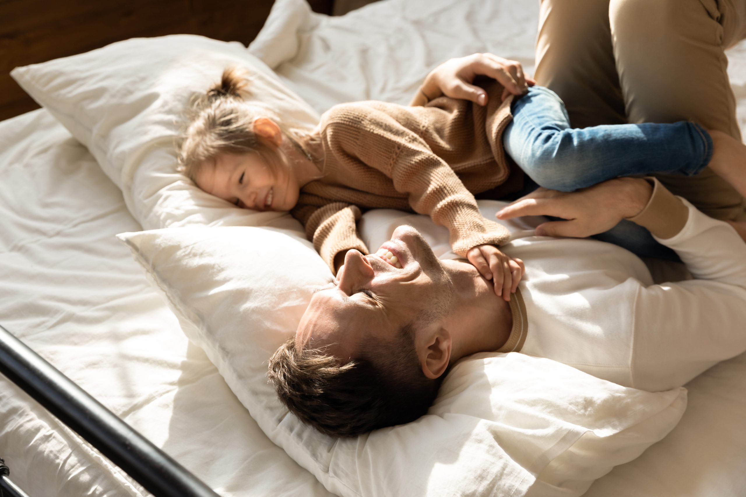 Personnes dormant paisiblement dans un lit
