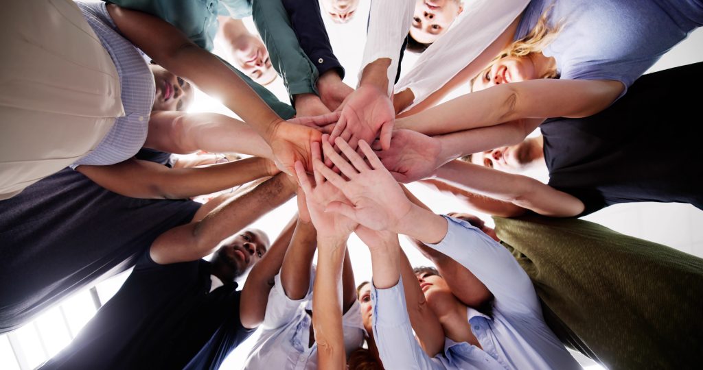 Mains jointes en cercle, symbole de solidarité
