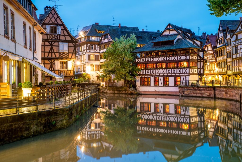Maisons alsaciennes à colombages au bord de l'eau à Strasbourg
