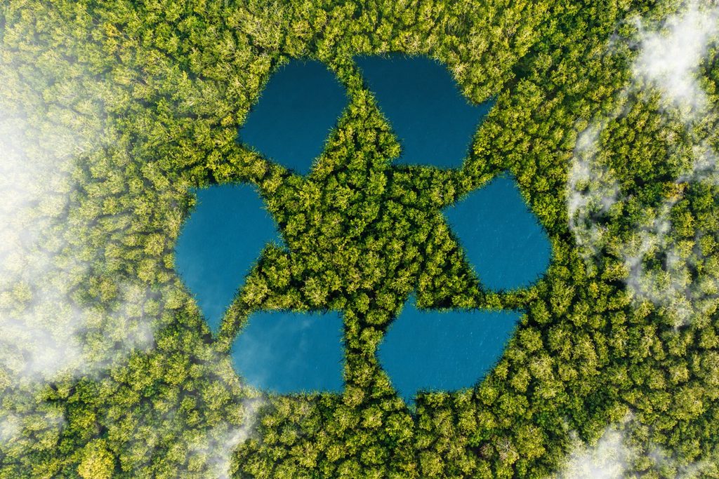 Vue aérienne d'une forêt formant un symbole de recyclage