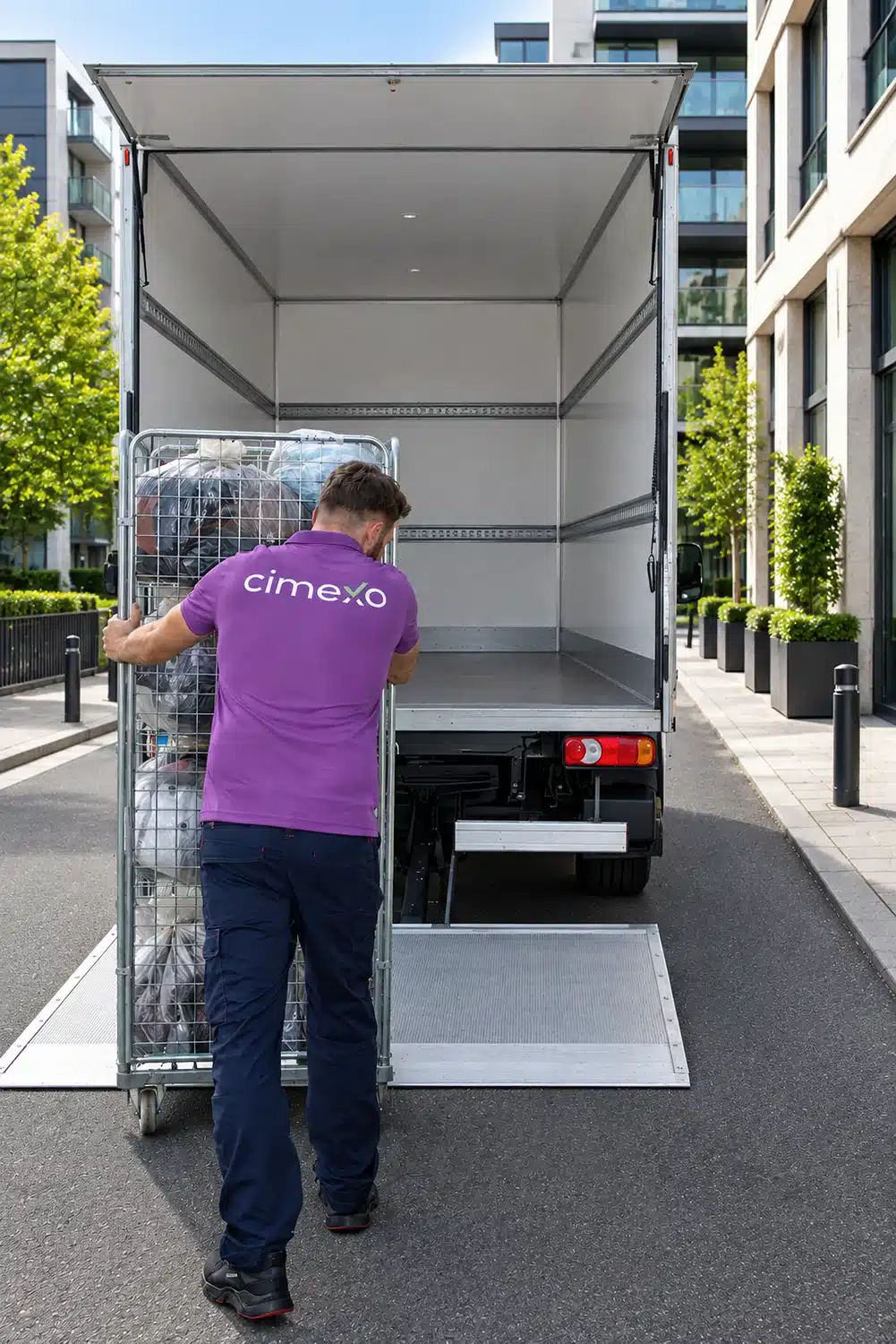 Technicien Cimexo chargeant les affaires dans le camion dedie