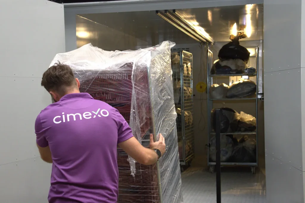 Technicien Cimexo chargeant les affaires emballees dans l etuve de decontamination thermique